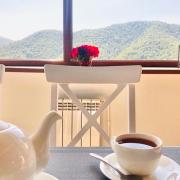 Երեքտեղանի համար՝ սարերի տեսարանով